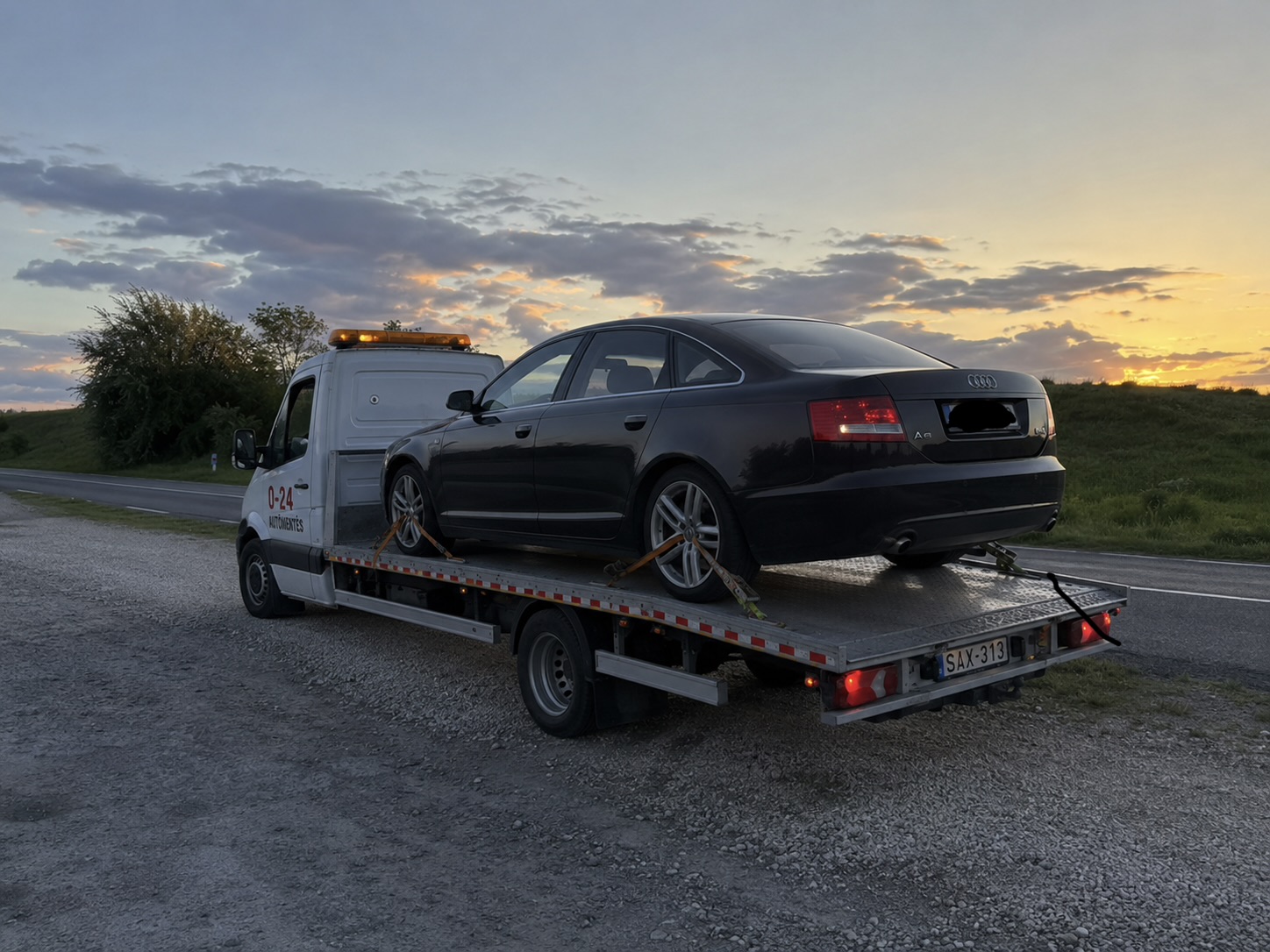 Audi A6 mentése naplementében