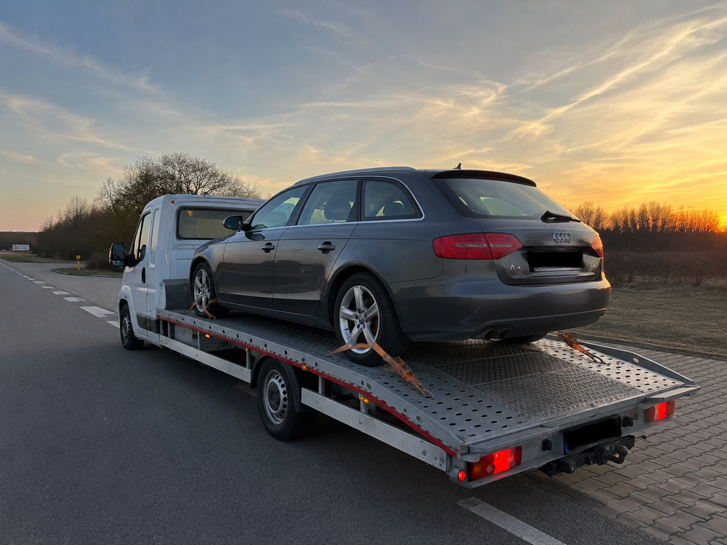 Audi A4 Avant szállítás naplementében